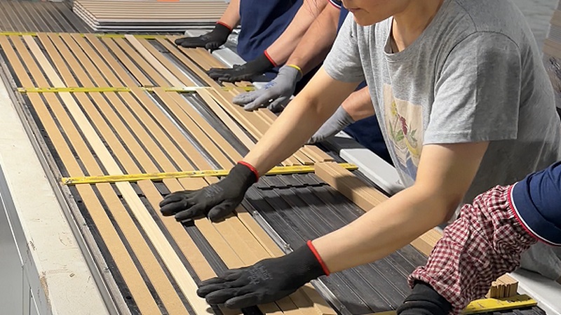 Bên trong nhà máy sản xuất tấm cách âm của chúng tôi: Từ sản xuất chính xác đến vận chuyển số lượng lớn